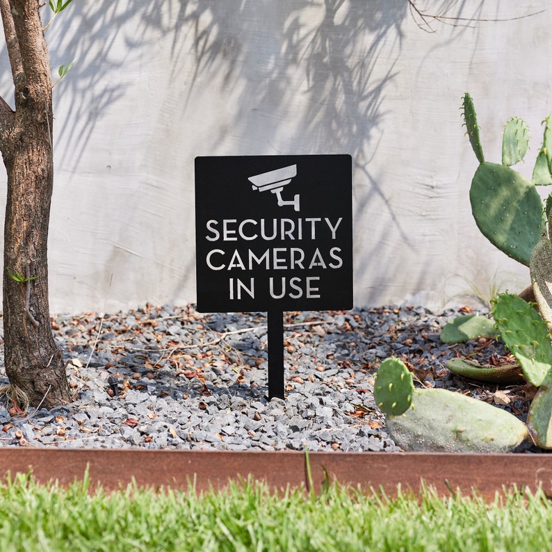 لافتة تحذيرية للكاميرات الأمني - مراجعة Home Yard Security Cameras وسعره